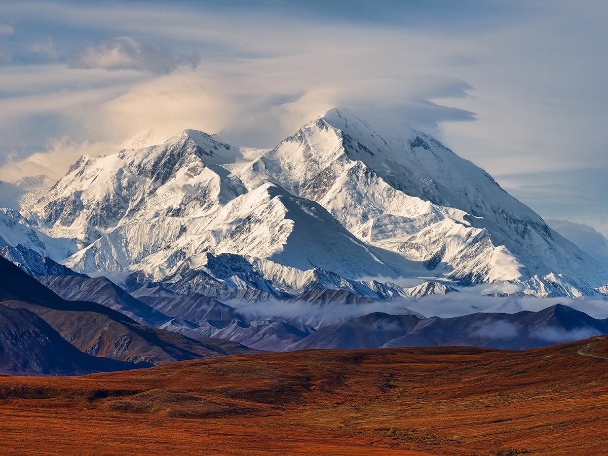 На западе расположены высочайшие горы северной америки. Аляска гора Мак Кинли. Аляска гора Денали. Гора Денали (Мак-Кинли). Вершина: гора Мак-Кинли..